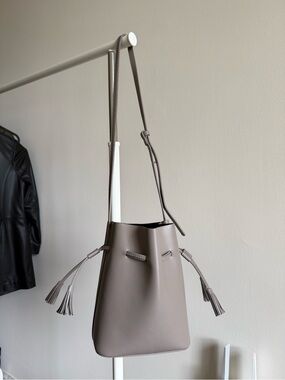 Everyday Bucket Shoulder Bag in Taupe